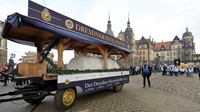 Stollen ditarik dari Istana Zwinger ke Striezelmarkt, sebelum akhirnya dijual seharga 10 euro per potong ke warga yang hadir.