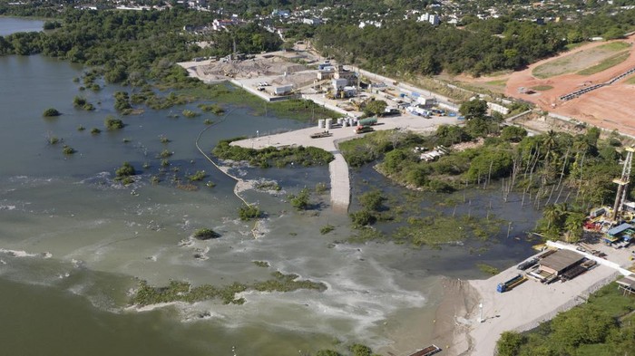 Penampakan Pecahnya Tambang Garam Batuan di Brasil A view of sunken ground at the Mutange neighborhood in Maceio, Alagoas state, Brazil, Sunday, Dec. 10, 2023. A closed rock salt mine owned by the Brazilian petrochemical company Braskem partially collapsed in an area that had previously been evacuated, according to the city’s civil defense authority. (AP Photo/Itawi Albuquerque)