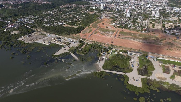 A view of sunken ground at the Mutange neighborhood in Maceio, Alagoas state, Brazil, Sunday, Dec. 10, 2023. A closed rock salt mine owned by the Brazilian petrochemical company Braskem partially collapsed in an area that had previously been evacuated, according to the city’s civil defense authority. (AP Photo/Itawi Albuquerque)
