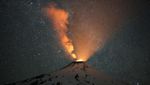 Penampakan Sinar Emas Erupsi Gunung Berapi Villarrica