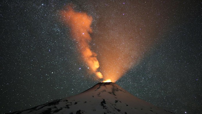 Plumes of smoke rise from the snow covered volcano Villarrica, in Pucon, Chile December 7, 2023. REUTERS/Cristobal Saavedra Escobar     TPX IMAGES OF THE DAY