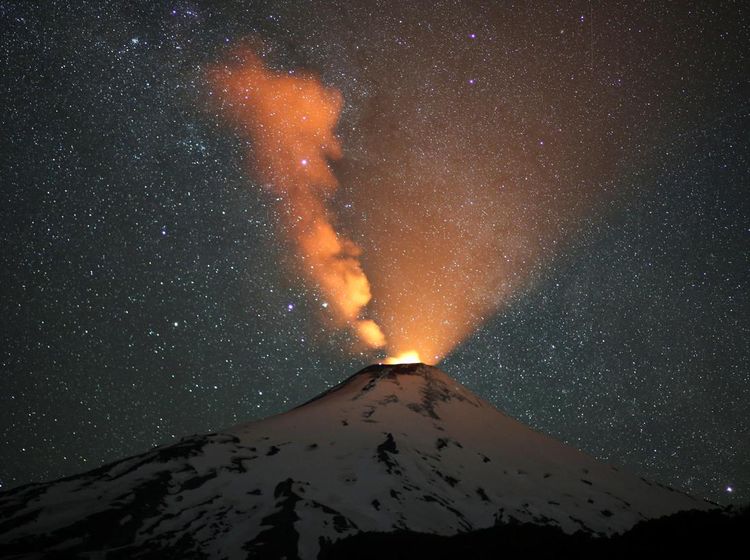 Penampakan Sinar Emas Erupsi Gunung Berapi Villarrica