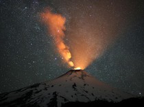 Penampakan Sinar Emas Erupsi Gunung Berapi Villarrica