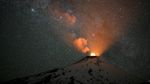 Penampakan Sinar Emas Erupsi Gunung Berapi Villarrica