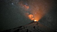 Saat erupsi gunung ini seperti bersinar saat malam hari.  