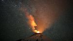 Penampakan Sinar Emas Erupsi Gunung Berapi Villarrica