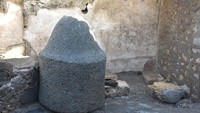 Penemuan ini ada di bagian Regio IX dari lokasi wisata populer Pompeii, yang juga merupakan area penggalian arkeologi yang masih terus dilakukan. Area tersebut sedang digali sebagai bagian dari proyek yang lebih besar yang dirancang untuk mengamankan dan memelihara area kota Romawi yang sudah lebih dulu digali.