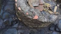Selain itu, ada juga lekukan di lantai untuk mengoordinasikan pergerakan hewan, dipaksa berjalan berjam-jam, dengan mata tertutup. Direktur Taman Arkeologi Pompeii Gabriel Zuchtriegel juga menyebut lekukan pada lantai tidak dibuat dengan gerakan berulang-ulang, tetapi diukir. Biasanya, itu untuk mencegah keledai dan hewan lain tergelincir dan memaksa mereka hanya berjalan dalam gerakan memutar untuk menggiling biji-bijian, hampir seperti mekanisme jarum jam.