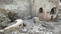 Dikutip dari CNN Travel, Senin (11/12/2023) penemuan itu diumumkan oleh Taman Arkeologi Pompeii, Jumat (8/12/2023). Budak itu ditemukan dalam kurungan bersama-sama keledai. Mereka dijadikan penggerak alat giling untuk memproses biji-bijian, sebagai bahan pembuatan roti.
