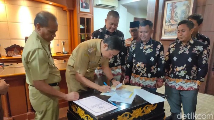 Penandatanganan NPHD untuk pelaksanaan Pilkada Lamongan 2024.