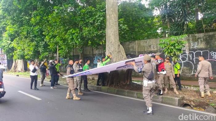 Pencopotan baliho, spanduk, alat peraga kampanye yang melanggar aturan di Kota Bogor, 11 Desember 2023. (M Sholihin/detikcom))