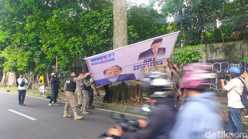 Pencopotan balihi, spanduk, alat peraga kampanye yang melanggar aturan di Kota Bogor, 11 Desember 2023. (M Sholihin/detikcom))