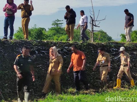 Perbaikan tanggul di perumahan Dinar Indah Kota Semarang, Senin (11/12/2023).