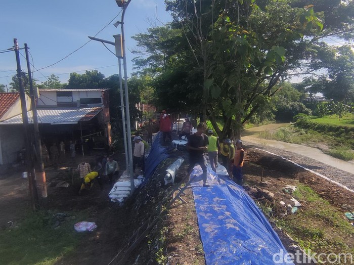 Perbaikan tanggul di perumahan Dinar Indah Kota Semarang, Senin (11/12/2023).