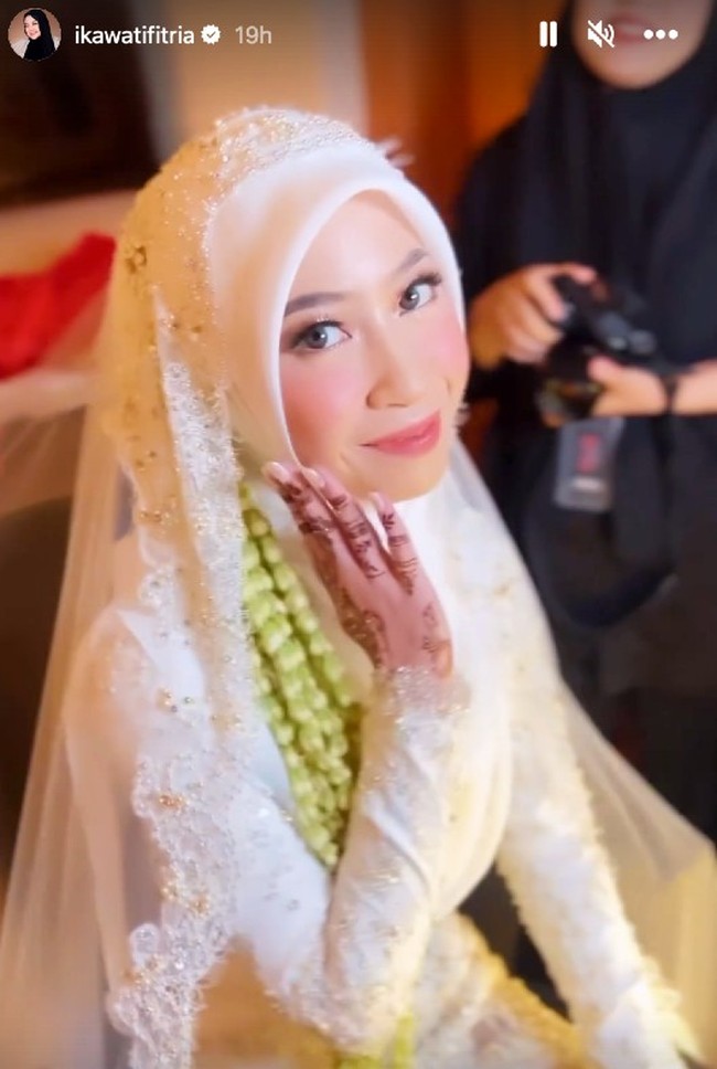 Adiba Khanza juga menghias tangannya dengan henna pengantin yang merupakan karya Aliyahlahdji. Foto: Dok. Instagram antzcreator, Ikawati Fitria