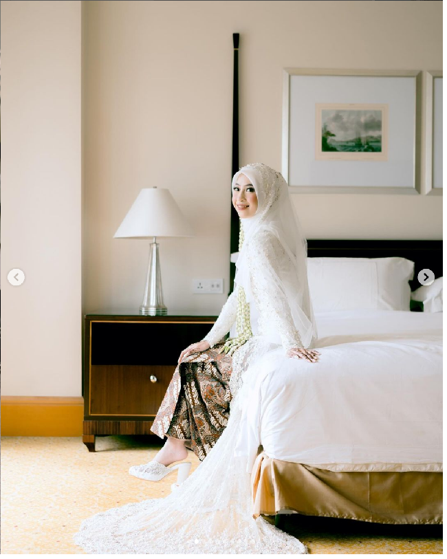 Kebaya akad Adiba Khanza tampak glamour dengan ekor yang menyapu lantai. Foto: Dok. Instagram antzcreator, Ikawati Fitria