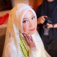 Adiba Khanza juga menghias tangannya dengan henna pengantin yang merupakan karya Aliyahlahdji. Foto: Dok. Instagram antzcreator, Ikawati Fitria