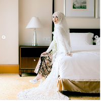 Kebaya akad Adiba Khanza tampak glamour dengan ekor yang menyapu lantai. Foto: Dok. Instagram antzcreator, Ikawati Fitria