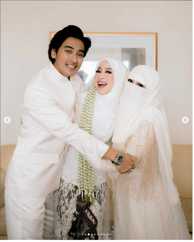 Keluarga Adiba Khanza, sang ibu Umi Pipik dan adiknya aktor Abidzar Al Ghifari, tampil dengan busana serba putih di hari pernikahan yang digelar tertutup ini. Foto: Dok. Instagram antzcreator, Ikawati Fitria