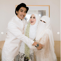 Keluarga Adiba Khanza, sang ibu Umi Pipik dan adiknya aktor Abidzar Al Ghifari, tampil dengan busana serba putih di hari pernikahan yang digelar tertutup ini. Foto: Dok. Instagram antzcreator, Ikawati Fitria