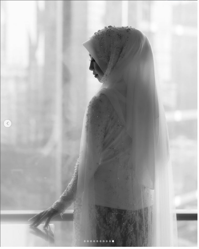 Pada hari pernikahannya, Adiba Khanza tampil memakai kebaya putih dan kain batik. Begitupun Egy memakai beskap putih dan kain batik seragam dengan Adiba. Foto: Dok. Instagram antzcreator, Ikawati Fitria