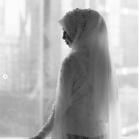 Pada hari pernikahannya, Adiba Khanza tampil memakai kebaya putih dan kain batik. Begitupun Egy memakai beskap putih dan kain batik seragam dengan Adiba. Foto: Dok. Instagram antzcreator, Ikawati Fitria