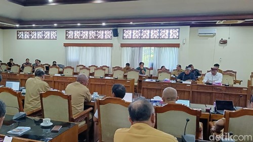 Pertemuan DPRD Provinsi Bali, Penjabat (Pj) Gubernur Bali Sang Made Mahendra Jaya, PLN EPI soal pembangunan Terminal LNG Bali Offshore, Senin (11/12/2023). (Ni Made Lastri Karsiani Putri-detikBali)