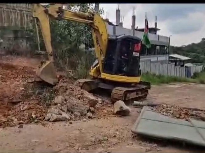 Perusakan pagar gudang ekspedisi di Jambi yang dilakukan tetangganya