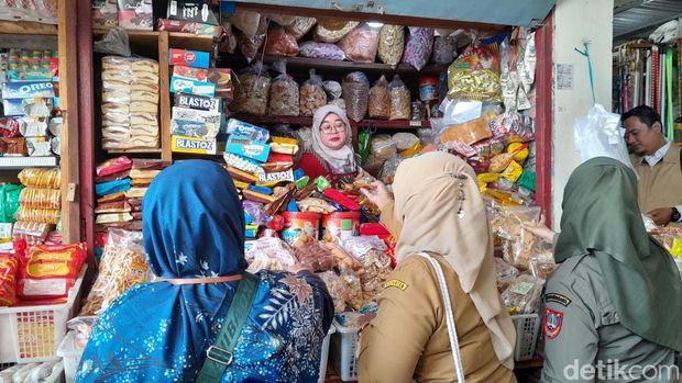 Petugas gabungan sidak makanan di Pasar Sidodadi, Kleco, Solo, Senin (11/12/2023)