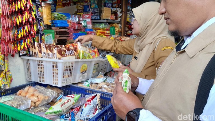 Petugas gabungan sidak makanan di Pasar Sidodadi, Kleco, Solo, Senin (11/12/2023)