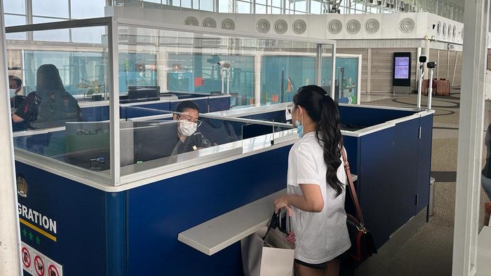 Petugas Imigrasi Medan memeriksa penumpang di Bandara Kualanamu. (Foto: Dok. Imigrasi Medan)