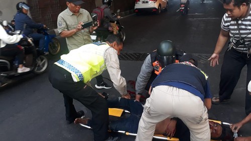 Petugas mengevakuasi pria yang melakukan percobaan bunuh diri di Underpass Simpang Dewa Ruci, Kecamatan Kuta, Kabupaten Badung, Bali, Senin (11/12/2023). (Dok. Polresta Denpasar)