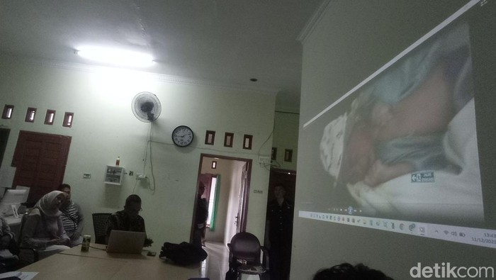 Pihak keluarga saat menyampaikan keterangan kepada wartawan