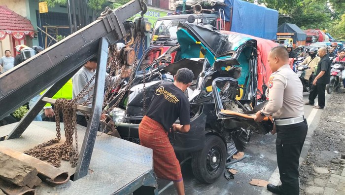 Pikap tabrak truk di Malang