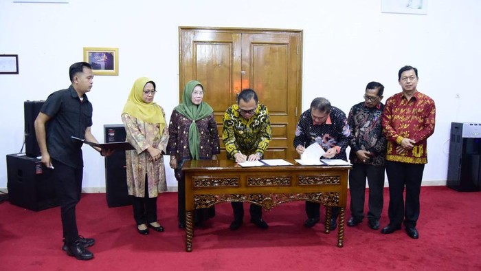 Pj Bupati Banyuasin dan Pj Bupati Muara Enim tandatangani perjanjian kerja sama (PKS).