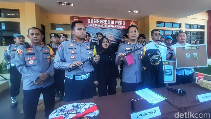 Polisi memamerkan barang bukti sajam saat bekuk pelaku balap liar di Tol Soroja