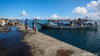 Para nelayan yang menangkap ikan dari wilayah Morotai hingga Halmahera Timur akan menjual hasil tangkapannya di Pelabuhan Tobelo.