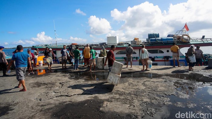 Suasana aktivitas di Pelabuhan Tobelo, Halmahera Utara, Maluku Utara.