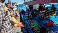 Saat kapal bersandar, warga akan bernegosiasi harga ikan hasil tangkapan dengan pemilik kapal.
