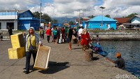 Kehadiran NOC Palapa Ring dan BTS 4G tersebut membantu pemerataan internet di Halmahera Utara sehingga mendukung berbagai aktivitas ekonomi, salah satunya jual beli ikan di Pelabuhan Tobelo.