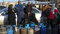 Warga Jalur Gaza Utara kini mengungsi ke Rafah. Mereka mengantre untuk mendapatkan isi ulang gas.  