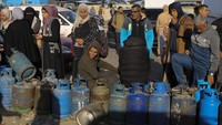 Warga Palestina antri untuk mendapatkan gas di Rafah, Jalur Gaza Selatan, Minggu (10/11/2023).  
