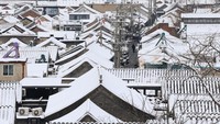 Suasana di Beijing, China, saat hujan salju mengguyur kawasa tersebut, 11 Desember 2023.