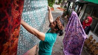Batik Koja yang berdiri sejak 2019 tersebut menjual beragam kreasi batik mulai dari Rp 50 ribu hingga Rp 3,5 juta. 