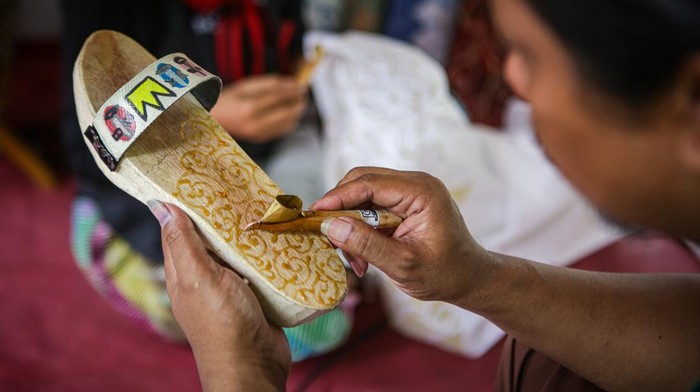 Potret Geliat Perajin Batik di Jakarta, Sudah Pernah Lihat Belum? Perajin menjemur batik motif khas Koja, Jakarta Utara di Pasar Seni Ancol Jakarta, Sabtu (9/122023). Batik koja yang berdiri sejar 2019 tersebut menjual beragam kereasi batik mular dari Rp50 ribu hingga Rp3,5juta. ANTARA FOTO/Erlangga Bregas Prakoso/YU
