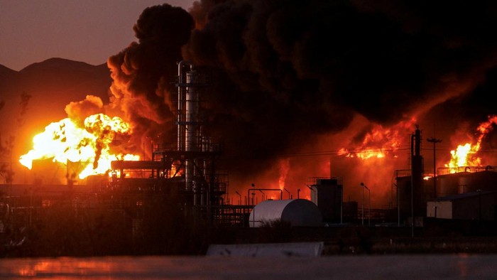 Smoke rises at an oil refinery in Birjand, Iran, December 10, 2023. Mohsen Noferesti/IRNA/WANA (West Asia News Agency) Handout via REUTERS ATTENTION EDITORS - THIS PICTURE WAS PROVIDED BY A THIRD PARTY.