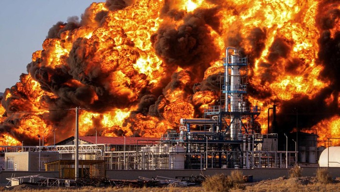Smoke rises at an oil refinery in Birjand, Iran, December 10, 2023. Mohsen Noferesti/IRNA/WANA (West Asia News Agency) Handout via REUTERS ATTENTION EDITORS - THIS PICTURE WAS PROVIDED BY A THIRD PARTY.