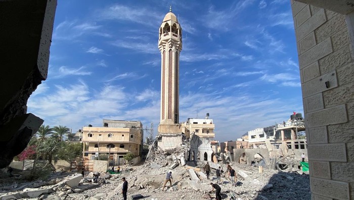A view of the remains of a mosque destroyed by Israeli strikes, amid the ongoing conflict between Israel and the Palestinian Islamist group Hamas, in the central Gaza Strip, December 8, 2023. REUTERS/Doaa Rouqa