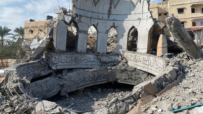 A view of the remains of a mosque destroyed by Israeli strikes, amid the ongoing conflict between Israel and the Palestinian Islamist group Hamas, in the central Gaza Strip, December 8, 2023. REUTERS/Doaa Rouqa