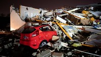 Mobil-mobil ini rusak tertimpa bangunan yang roboh diterjang tornado.  